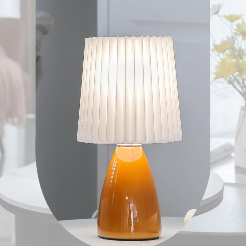 Scandinavische retro tafellamp met gevouwen kap en glazen voet