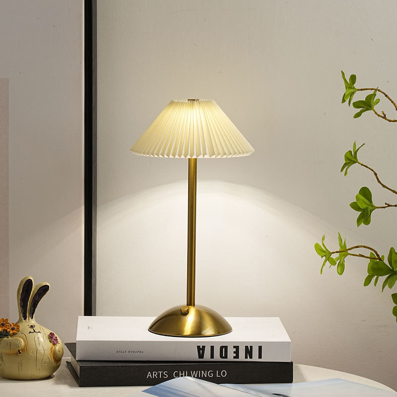 Hedendaagse Scandinavische oplaadbare strijkijzer stof conisch gevouwen LED tafel lamp voor nachtkastje