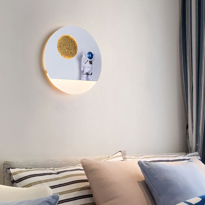 Hedendaagse creatieve ijzerhars ronde astronaut LED wandlamp voor slaapkamer