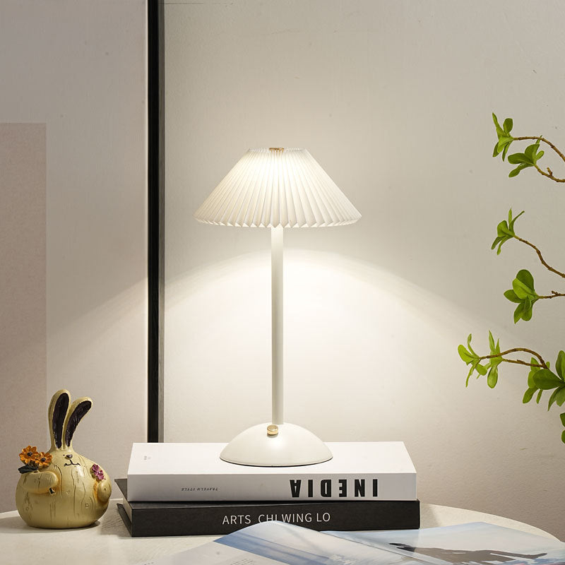 Hedendaagse Scandinavische oplaadbare strijkijzer stof conisch gevouwen LED tafel lamp voor nachtkastje