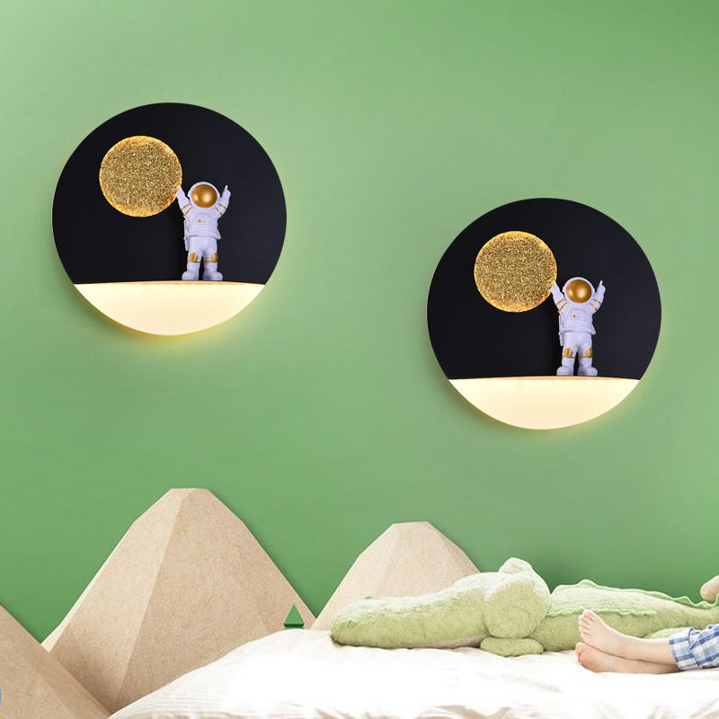 Hedendaagse creatieve ijzerhars ronde astronaut LED wandlamp voor slaapkamer