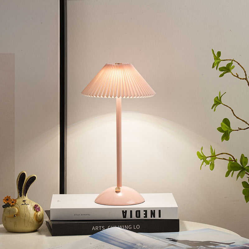 Hedendaagse Scandinavische oplaadbare strijkijzer stof conisch gevouwen LED tafel lamp voor nachtkastje
