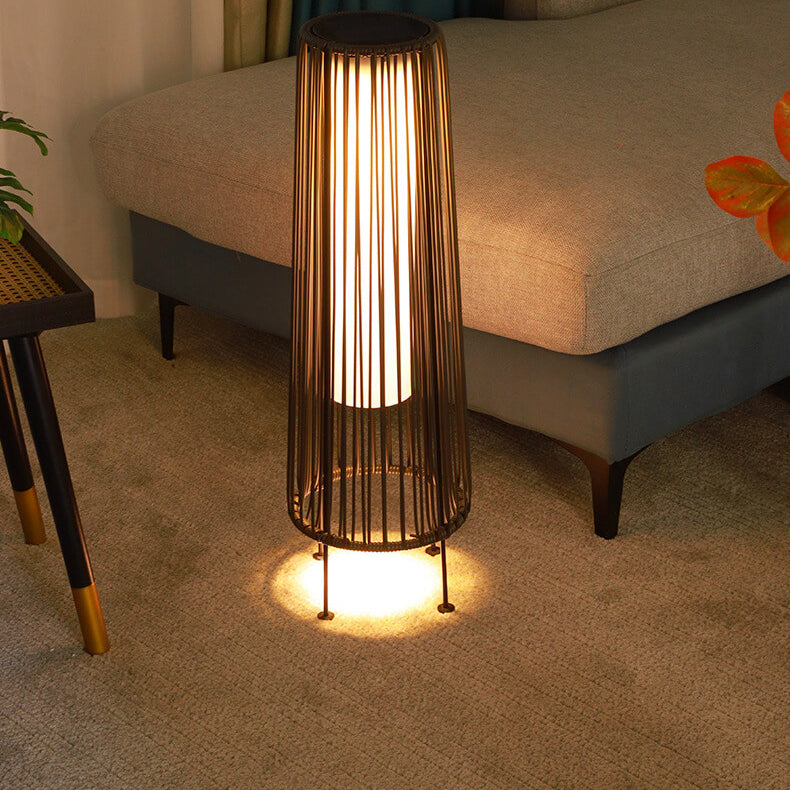Moderne Minimalistische Solar Waterdichte Ronde Verticale Trekken Strepen IJzer Riet LED Staande Vloerlamp Voor Buiten Terras