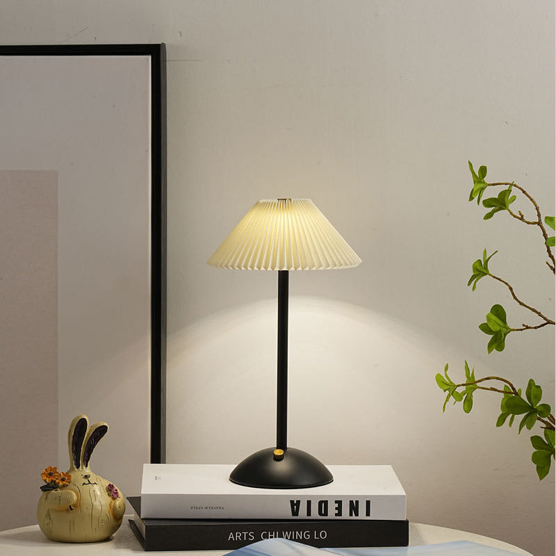 Hedendaagse Scandinavische oplaadbare strijkijzer stof conisch gevouwen LED tafel lamp voor nachtkastje