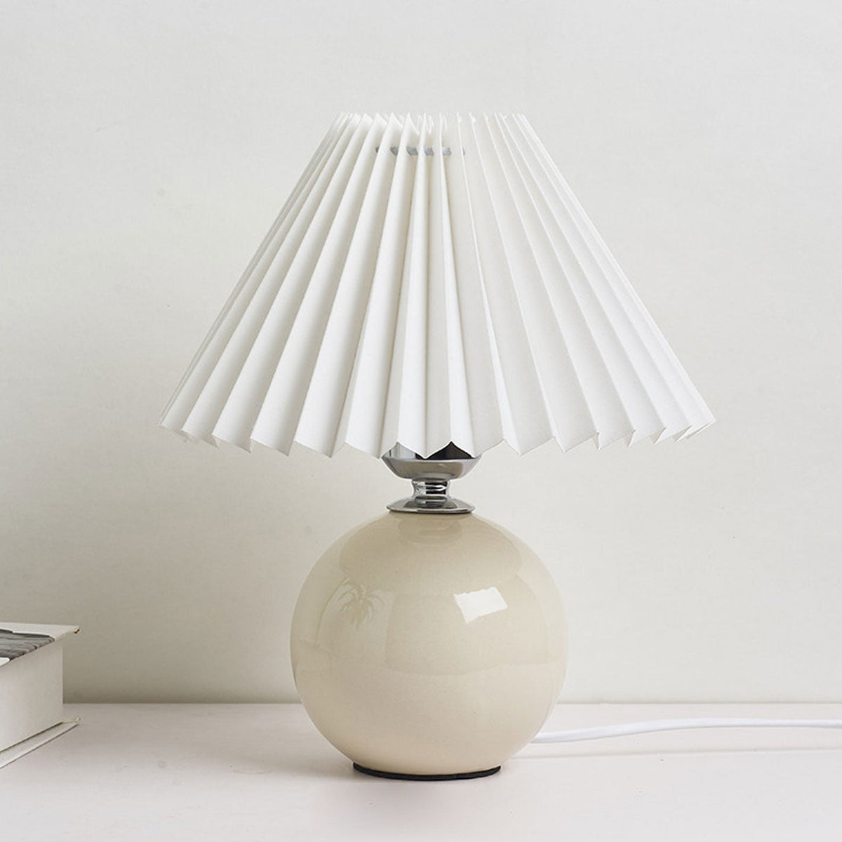 Noordse minimalistische 1-lamp tafellamp van keramiek met plooien