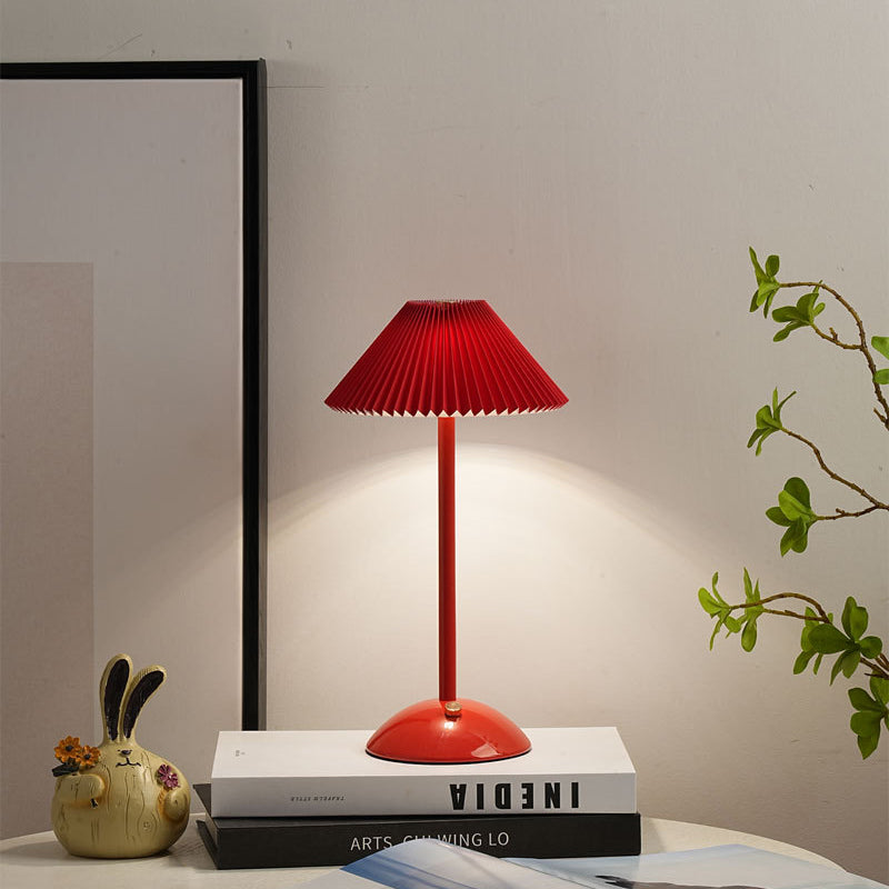 Hedendaagse Scandinavische oplaadbare strijkijzer stof conisch gevouwen LED tafel lamp voor nachtkastje