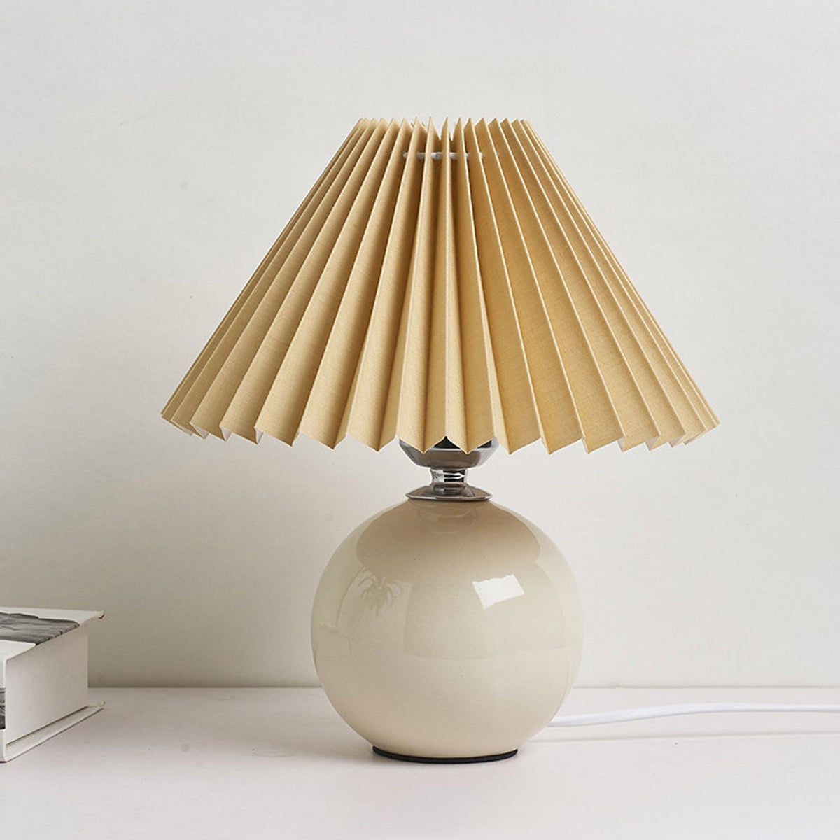 Noordse minimalistische 1-lamp tafellamp van keramiek met plooien