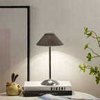 Hedendaagse Scandinavische oplaadbare strijkijzer stof conisch gevouwen LED tafel lamp voor nachtkastje