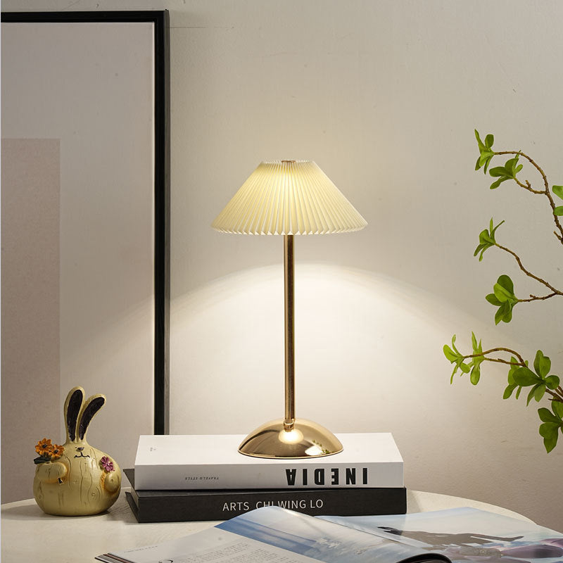 Hedendaagse Scandinavische oplaadbare strijkijzer stof conisch gevouwen LED tafel lamp voor nachtkastje