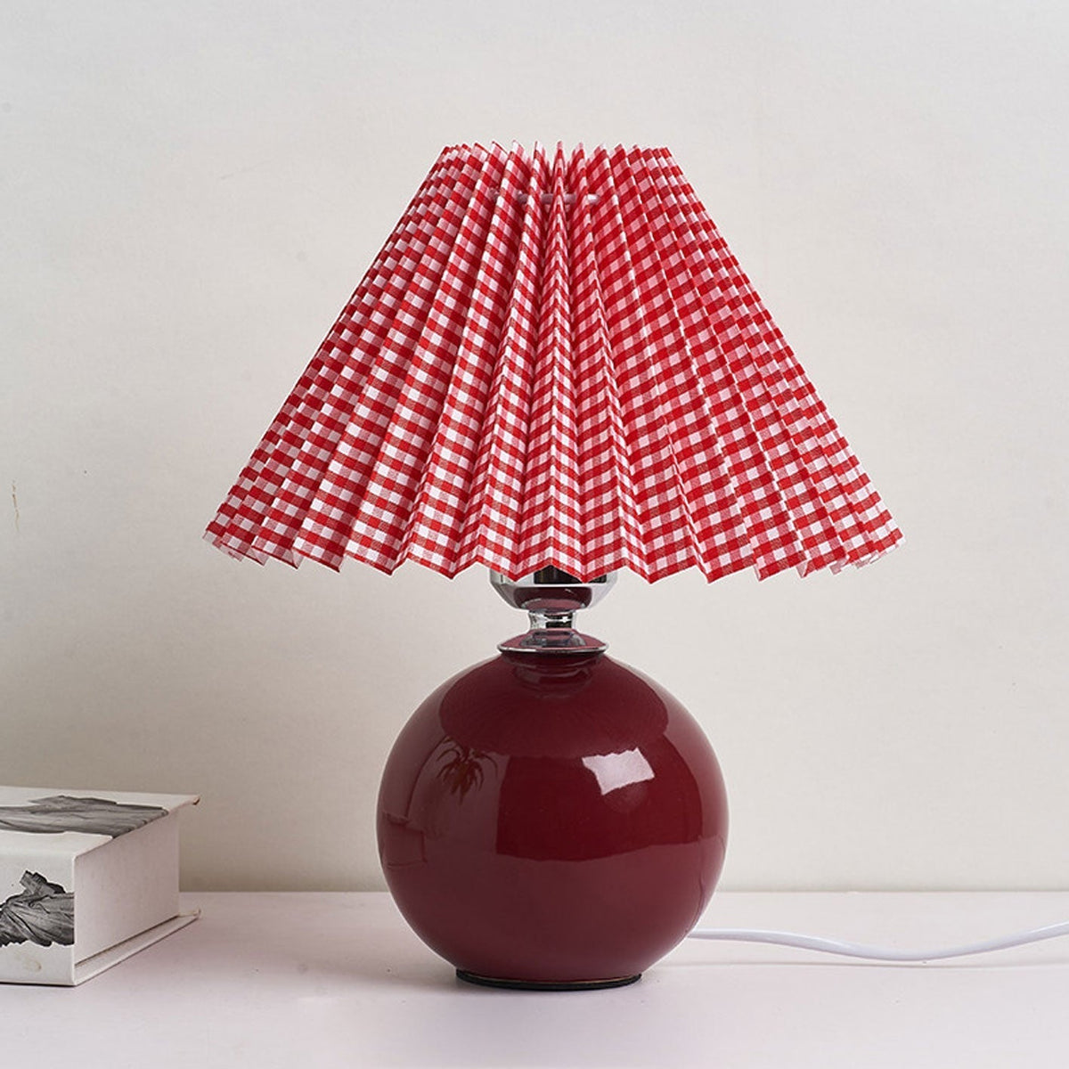 Noordse minimalistische 1-lamp tafellamp van keramiek met plooien