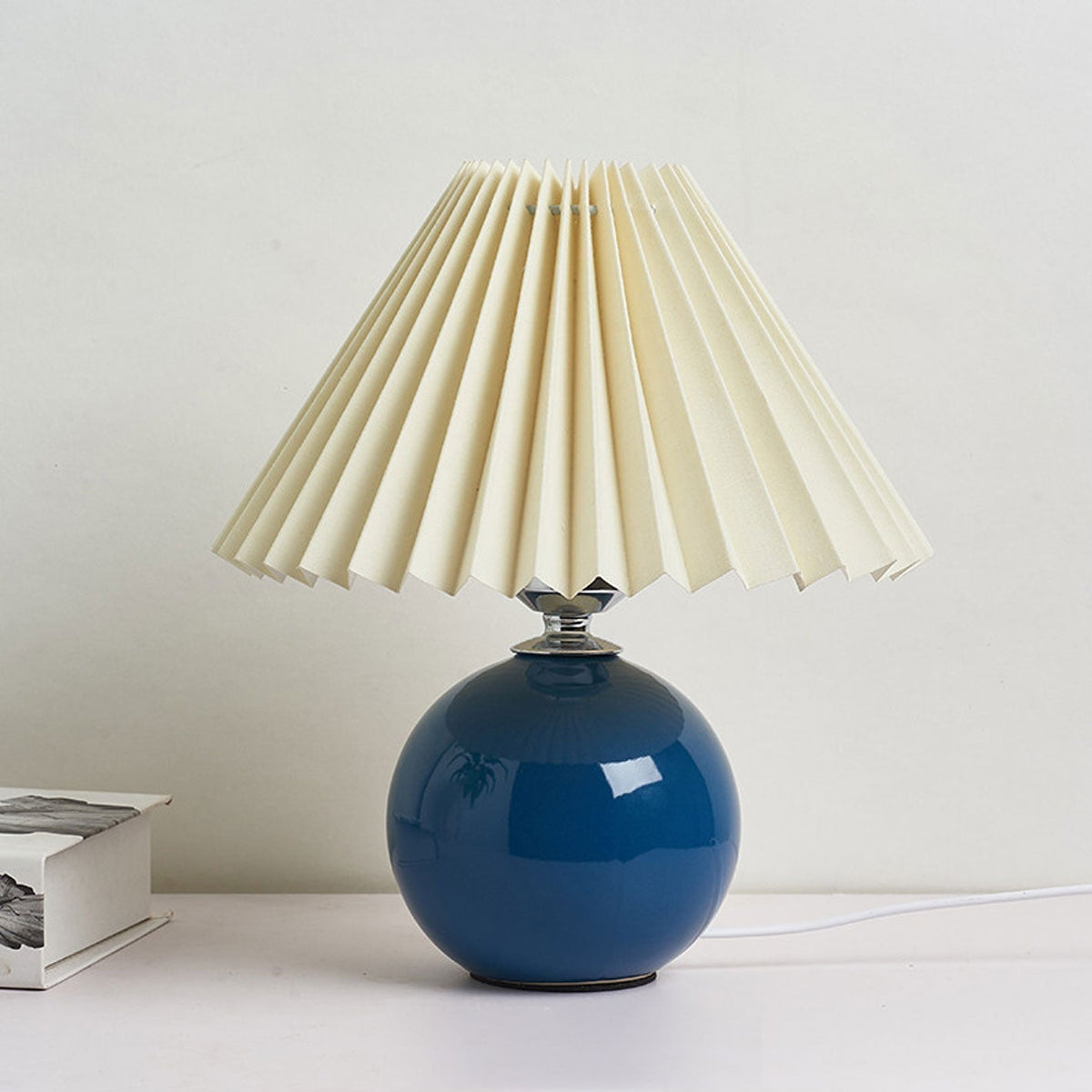 Noordse minimalistische 1-lamp tafellamp van keramiek met plooien