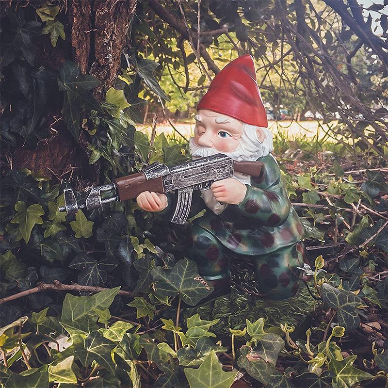 Militaire Tuinbeeld met Camouflage Uniform