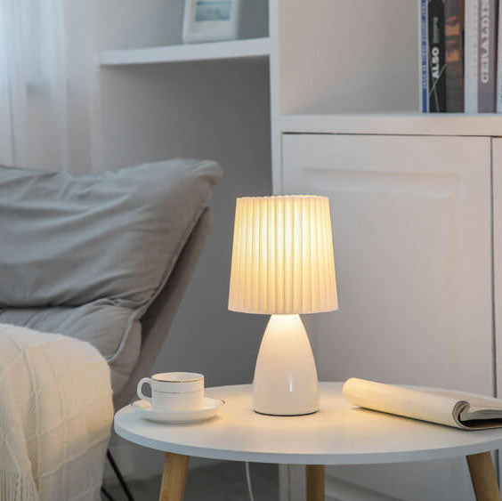 Scandinavische retro tafellamp met gevouwen kap en glazen voet