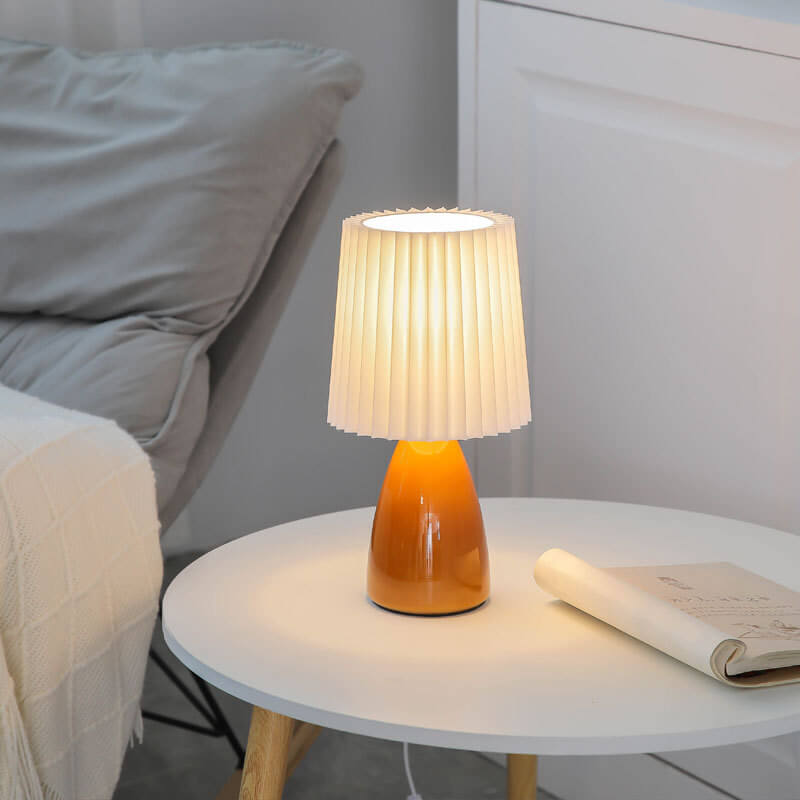 Scandinavische retro tafellamp met gevouwen kap en glazen voet