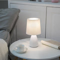 Scandinavische retro tafellamp met gevouwen kap en glazen voet