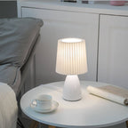 Scandinavische retro tafellamp met gevouwen kap en glazen voet