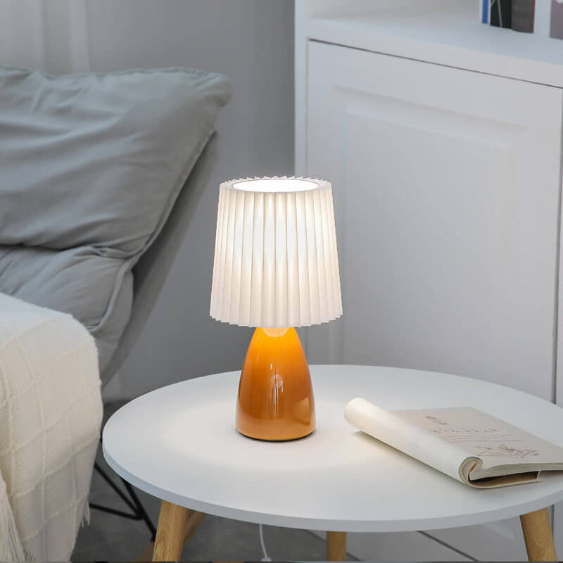 Scandinavische retro tafellamp met gevouwen kap en glazen voet