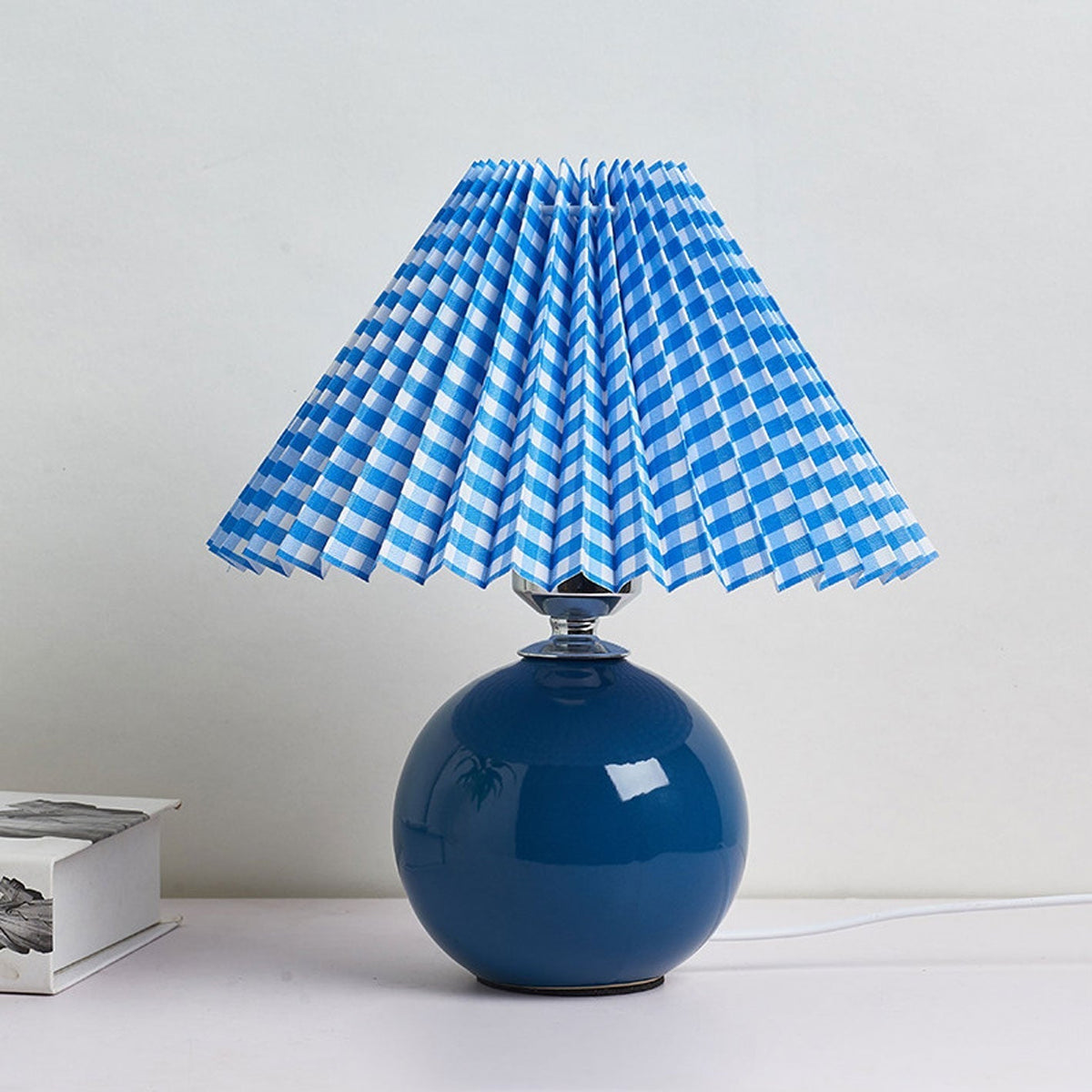 Noordse minimalistische 1-lamp tafellamp van keramiek met plooien