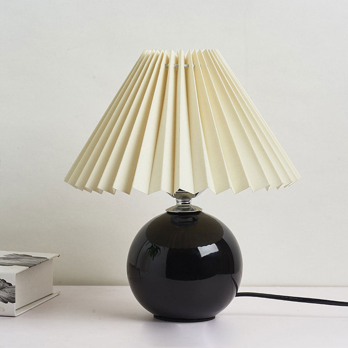 Noordse minimalistische 1-lamp tafellamp van keramiek met plooien