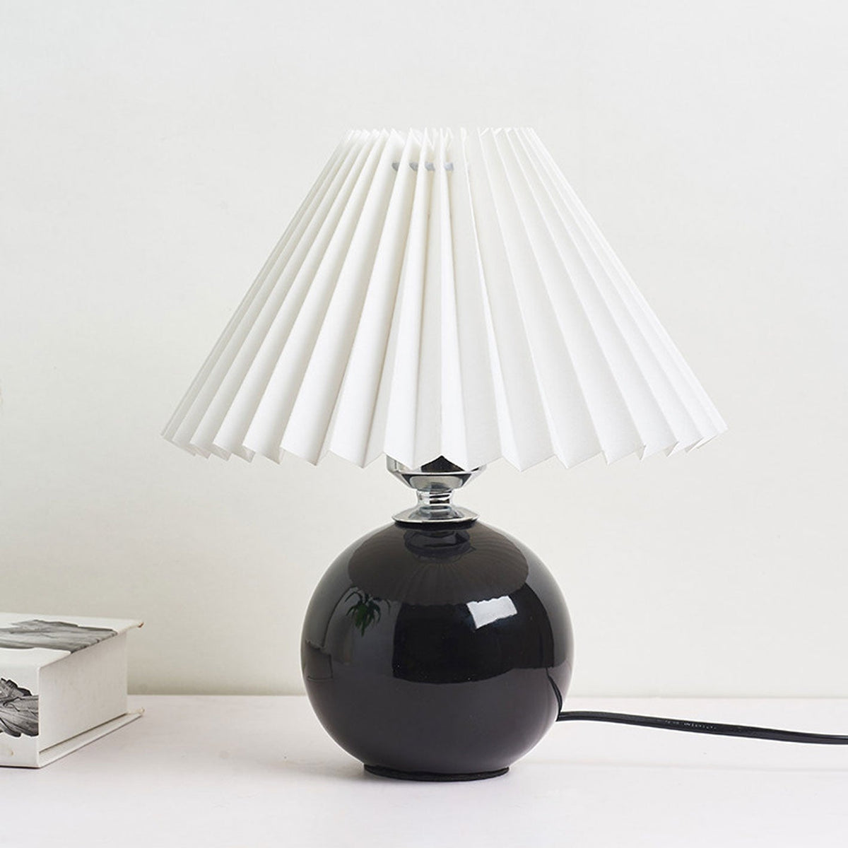 Noordse minimalistische 1-lamp tafellamp van keramiek met plooien