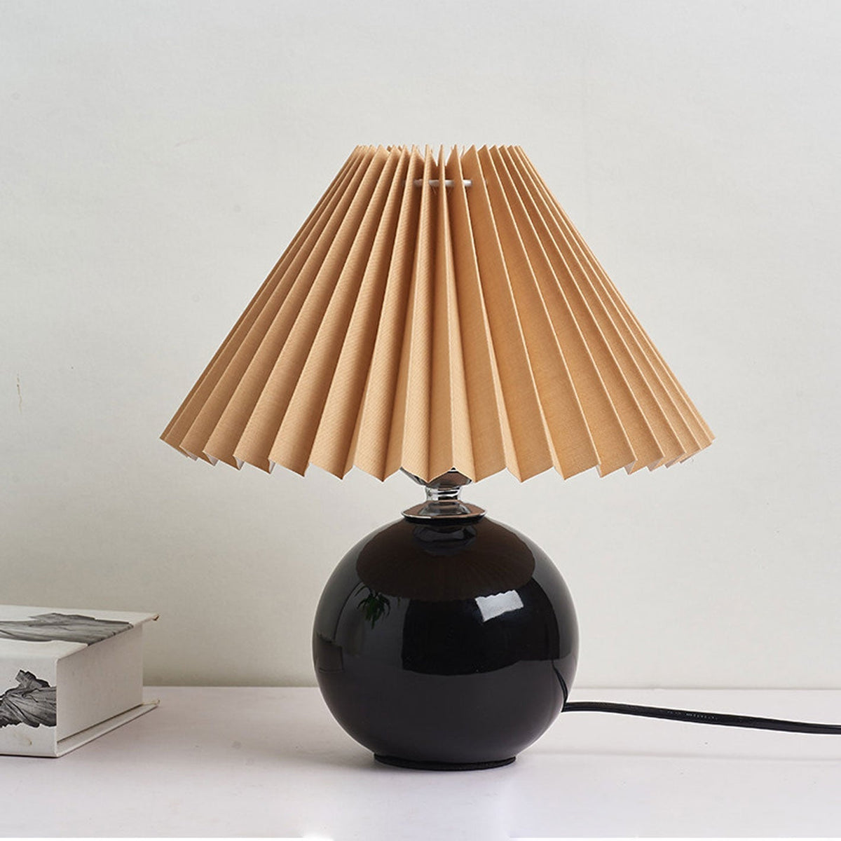 Noordse minimalistische 1-lamp tafellamp van keramiek met plooien