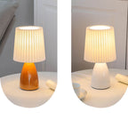 Scandinavische retro tafellamp met gevouwen kap en glazen voet