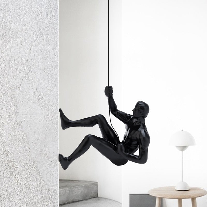 Klimwand hangende standbeelden