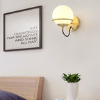 1 Hoofd Nachtkastje Wandlamp moderne messing wandverlichting met globaal witte glazen kap