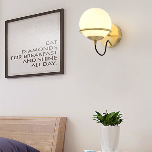 1 Hoofd Nachtkastje Wandlamp moderne messing wandverlichting met globaal witte glazen kap