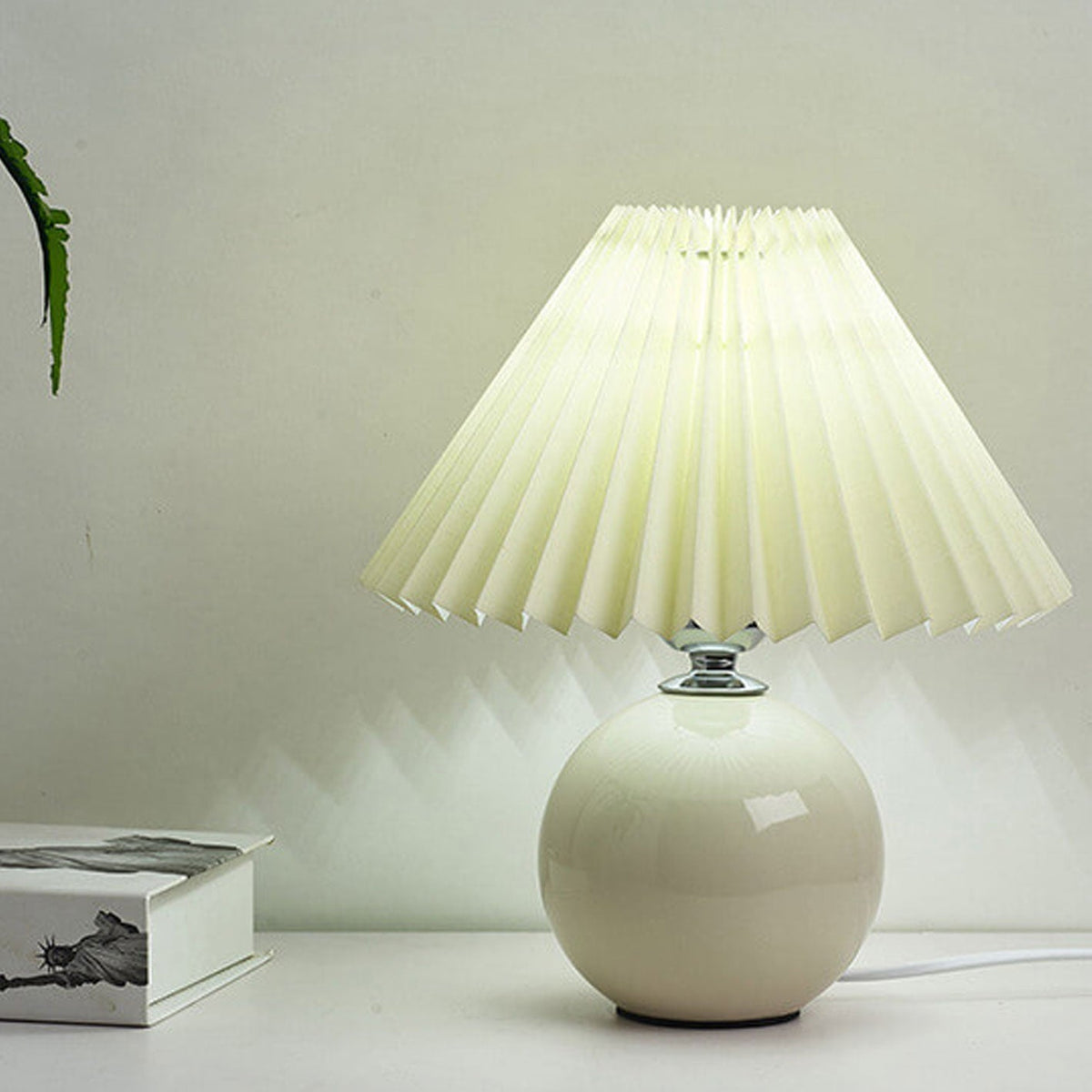 Noordse minimalistische 1-lamp tafellamp van keramiek met plooien