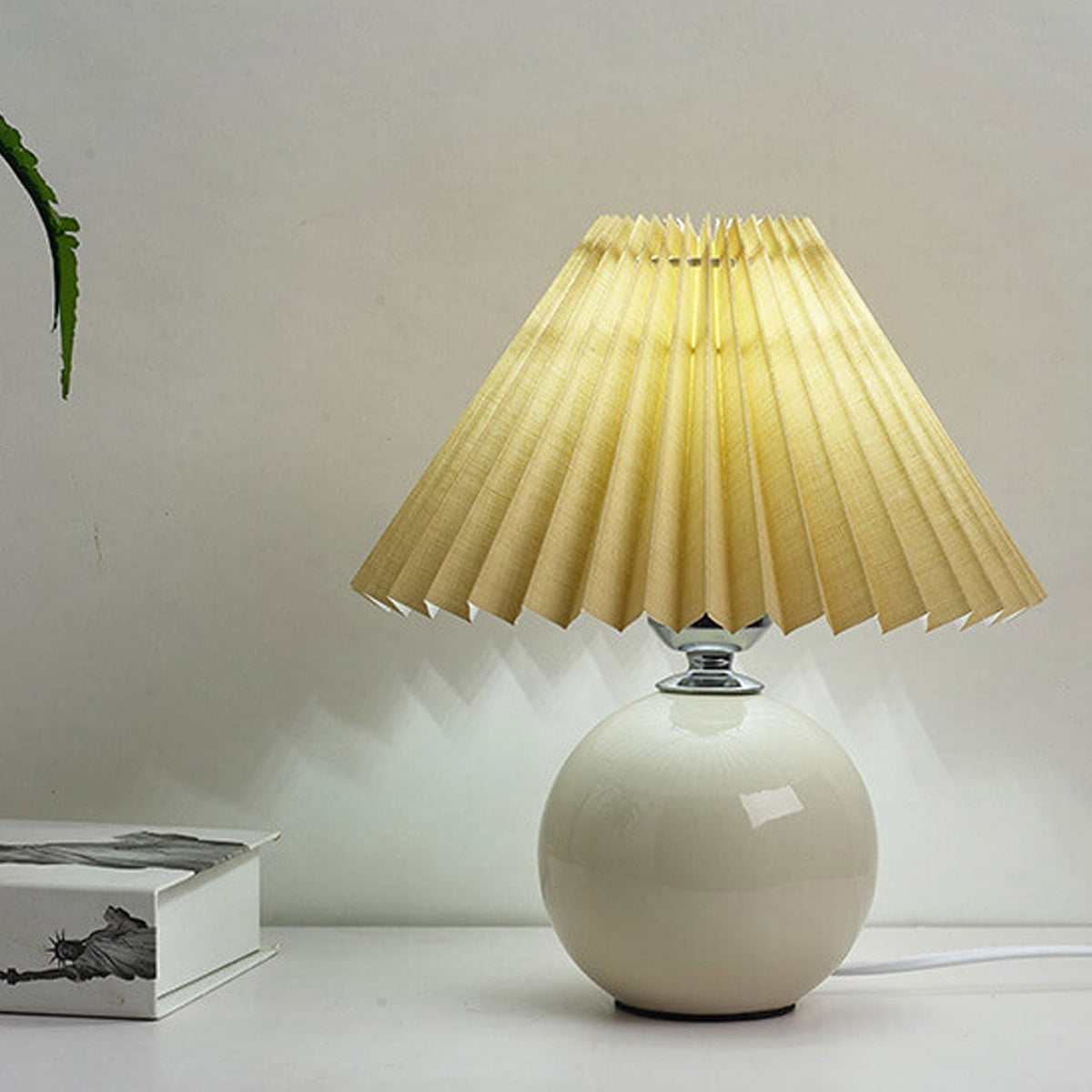 Noordse minimalistische 1-lamp tafellamp van keramiek met plooien
