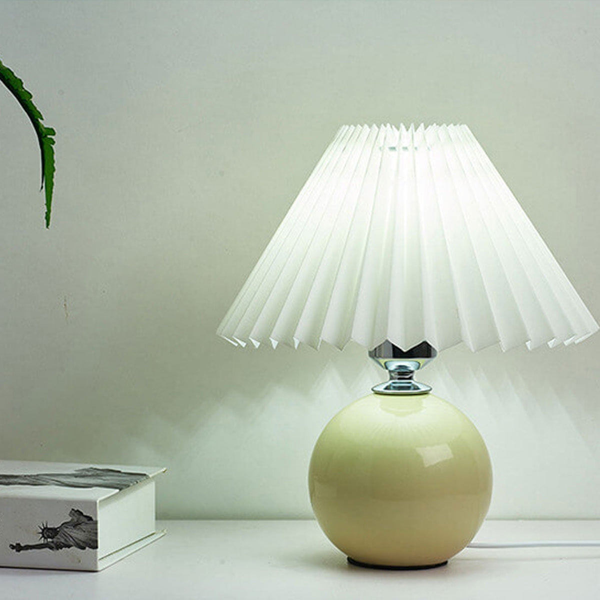 Noordse minimalistische 1-lamp tafellamp van keramiek met plooien