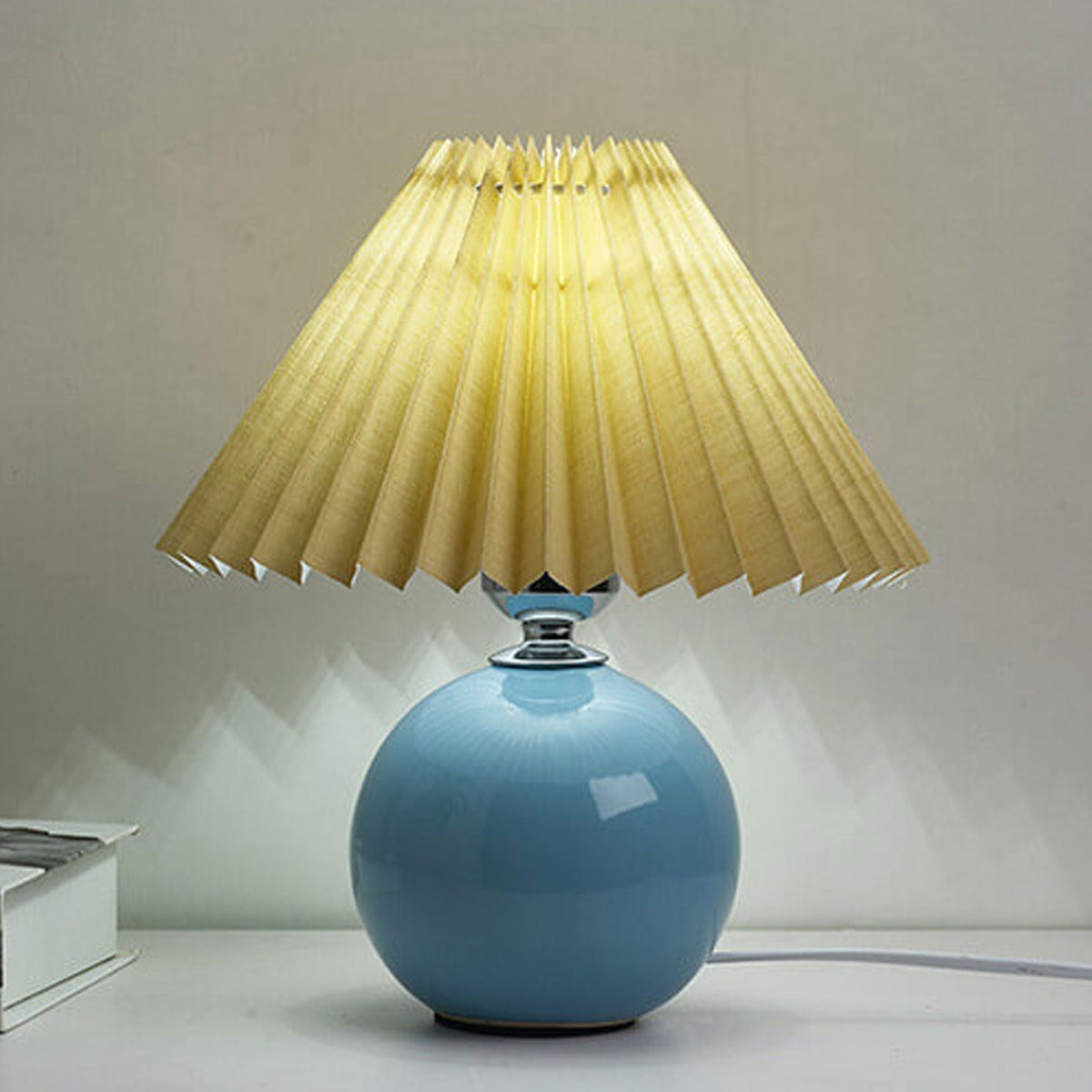 Noordse minimalistische 1-lamp tafellamp van keramiek met plooien