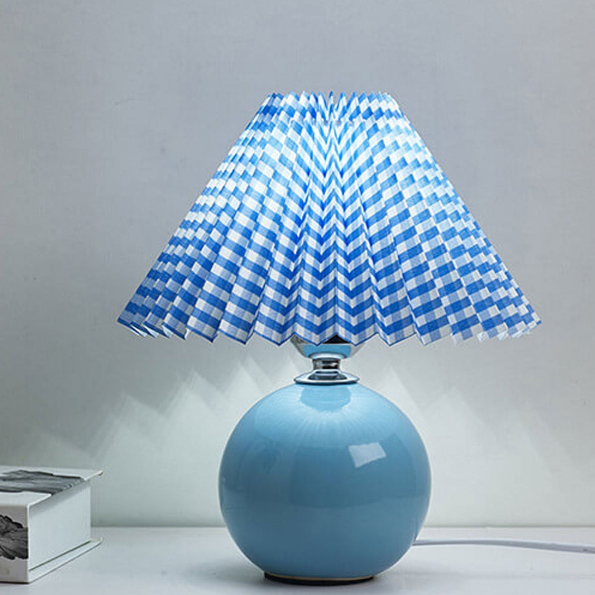 Noordse minimalistische 1-lamp tafellamp van keramiek met plooien