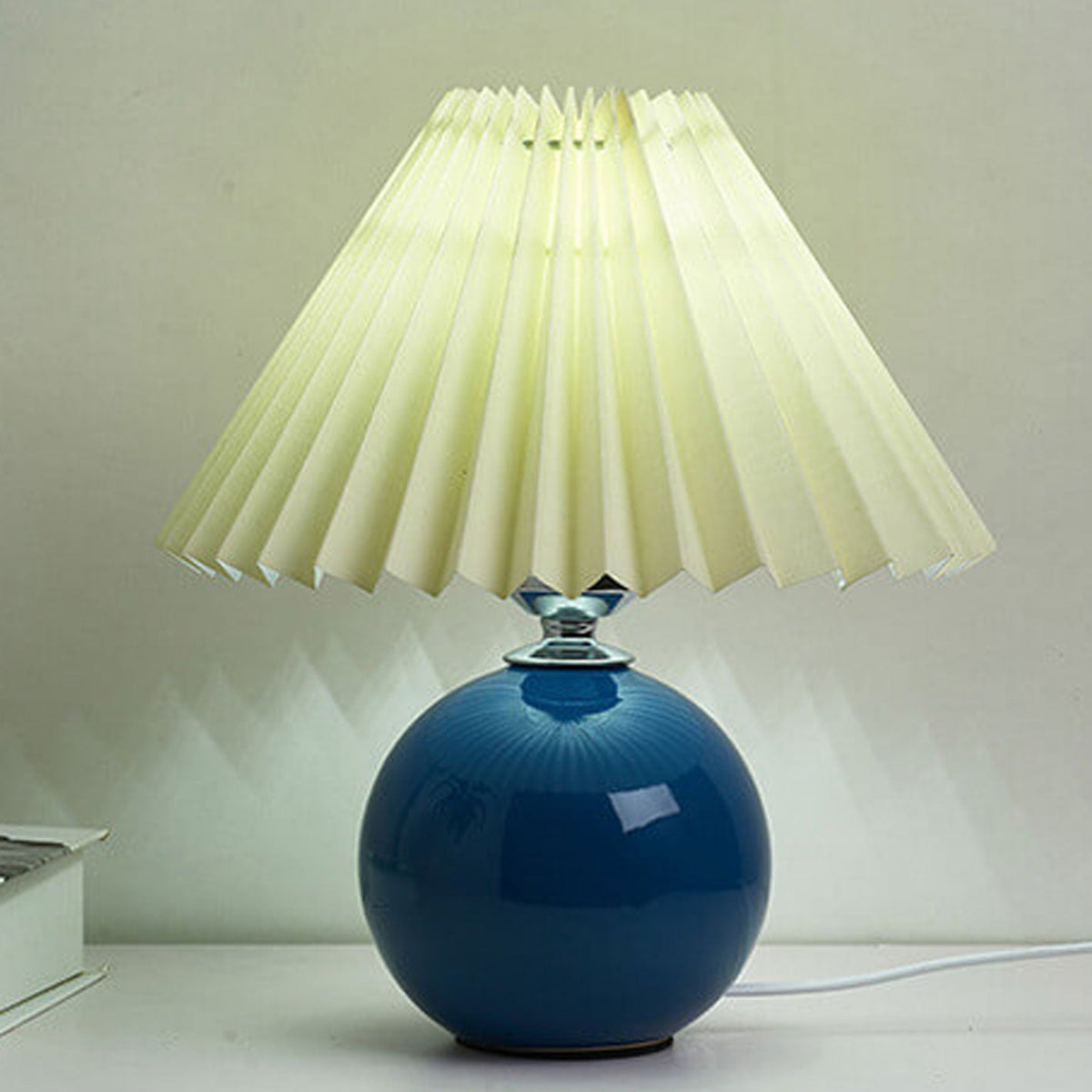 Noordse minimalistische 1-lamp tafellamp van keramiek met plooien