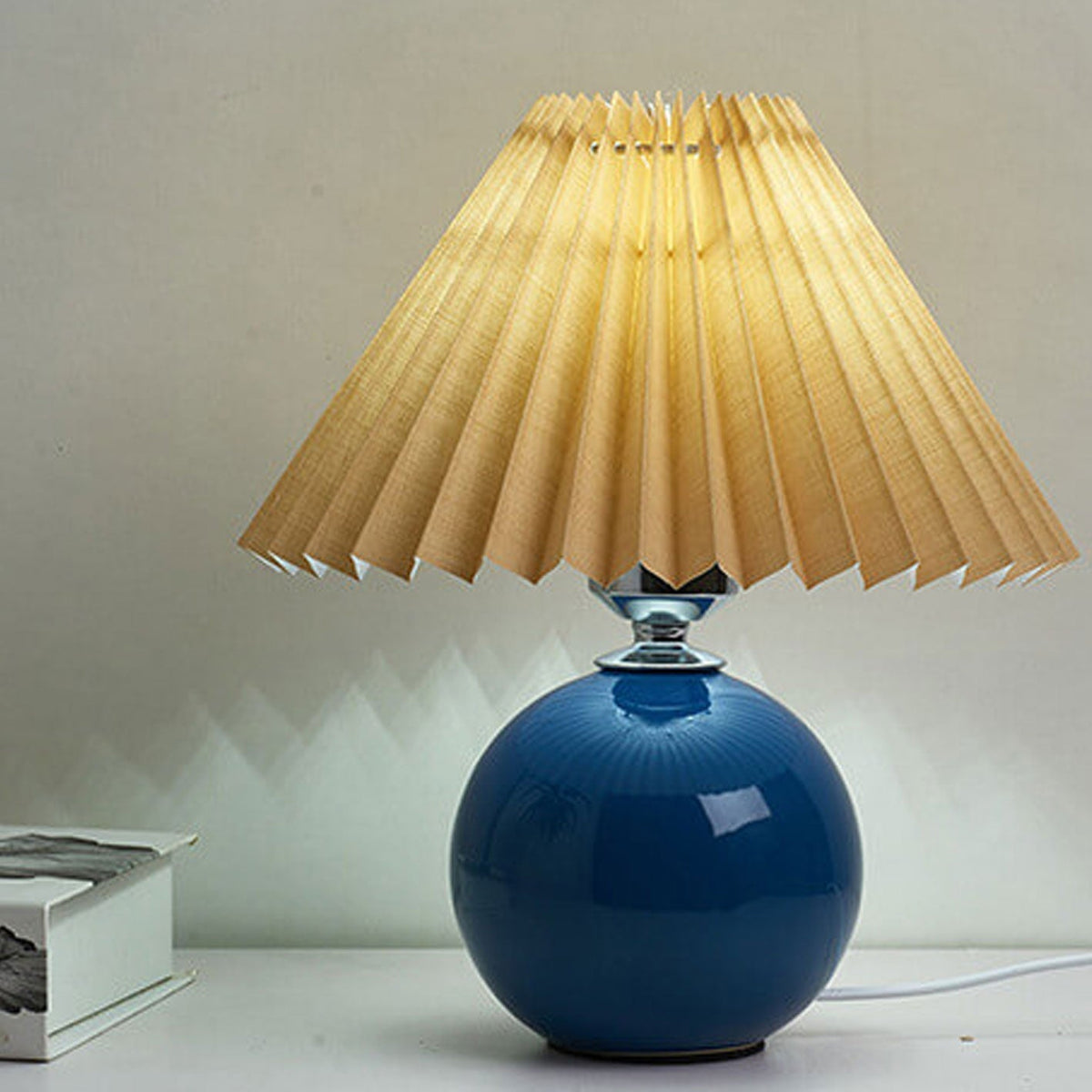 Noordse minimalistische 1-lamp tafellamp van keramiek met plooien