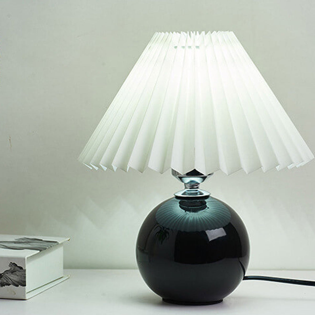 Noordse minimalistische 1-lamp tafellamp van keramiek met plooien