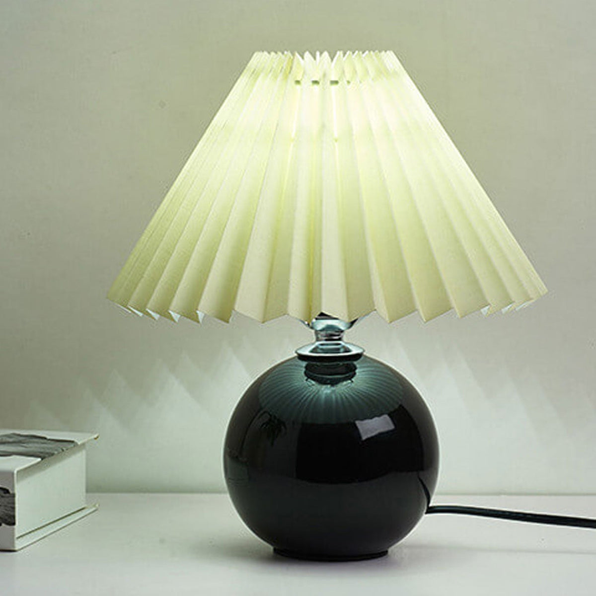 Noordse minimalistische 1-lamp tafellamp van keramiek met plooien