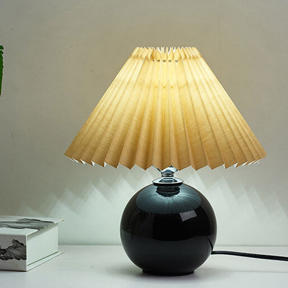 Noordse minimalistische 1-lamp tafellamp van keramiek met plooien