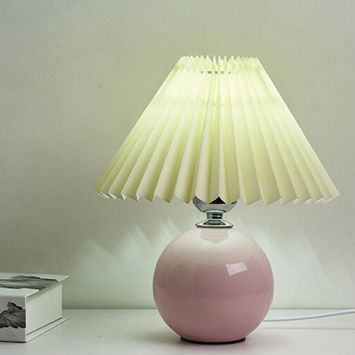 Noordse minimalistische 1-lamp tafellamp van keramiek met plooien