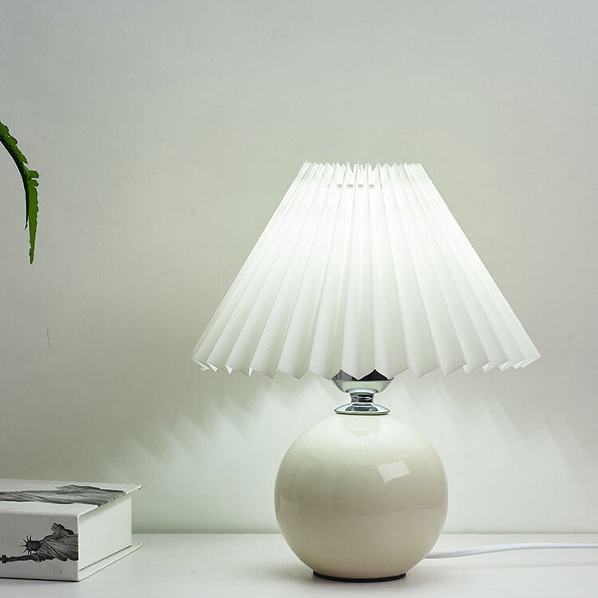 Noordse minimalistische 1-lamp tafellamp van keramiek met plooien