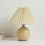 Noordse minimalistische 1-lamp tafellamp van keramiek met plooien