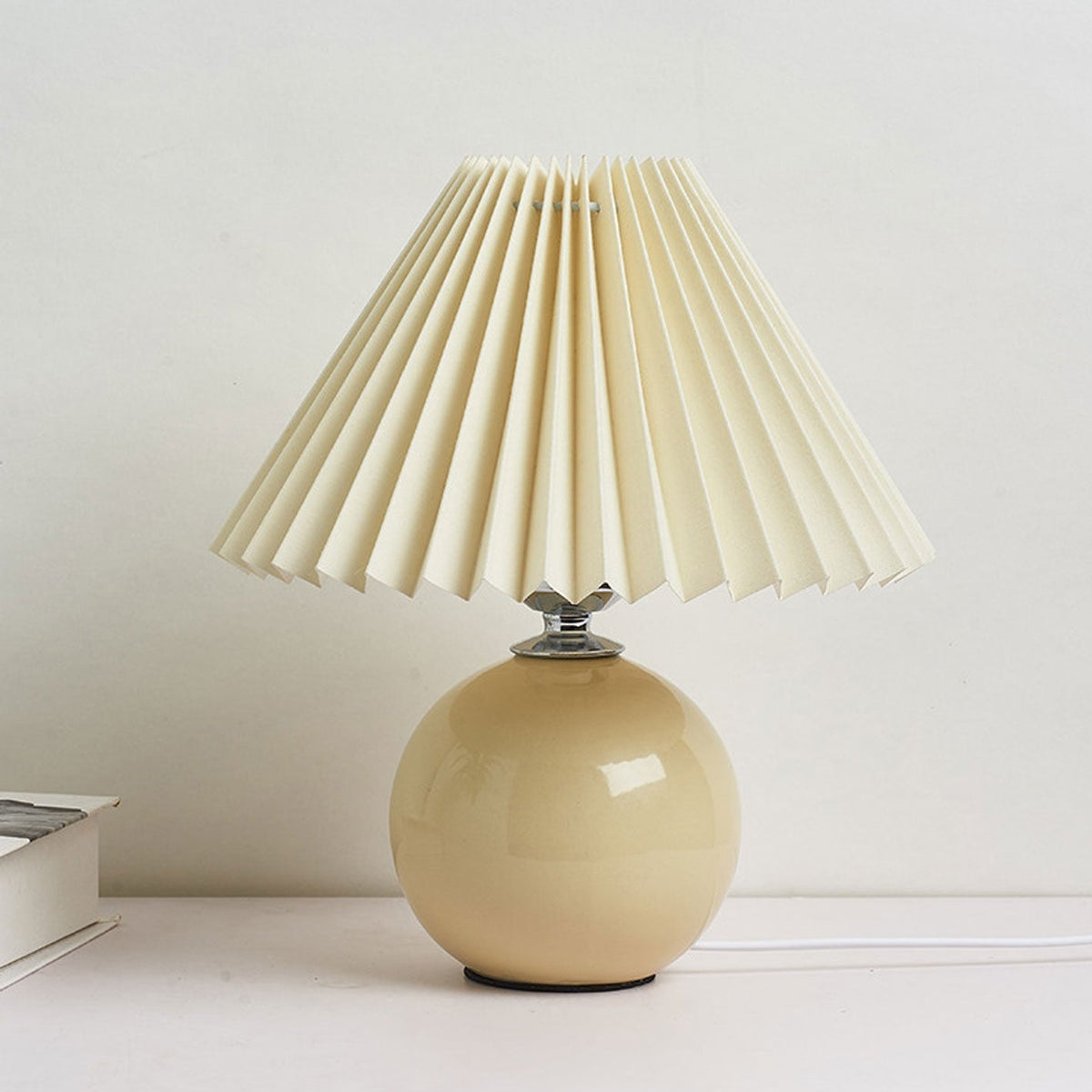 Noordse minimalistische 1-lamp tafellamp van keramiek met plooien