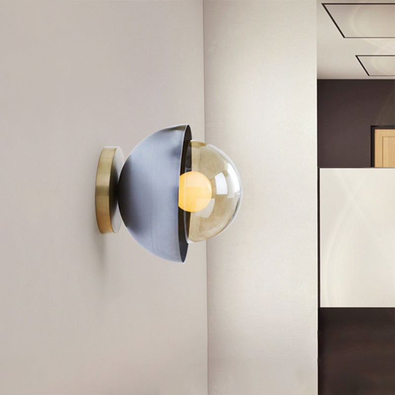 Metallische Halvemaan Wandlamp Modernist 1-Lampen Messing/Chroom Wandlamp met Orb Tan Glas-Scherm voor Gang