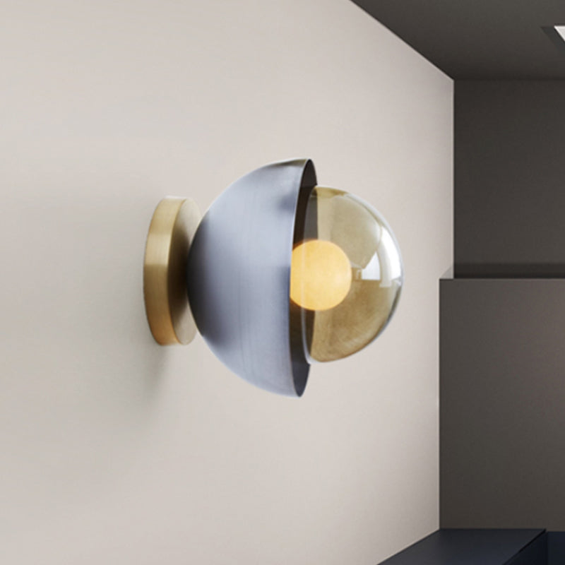 Metallische Halvemaan Wandlamp Modernist 1-Lampen Messing/Chroom Wandlamp met Orb Tan Glas-Scherm voor Gang