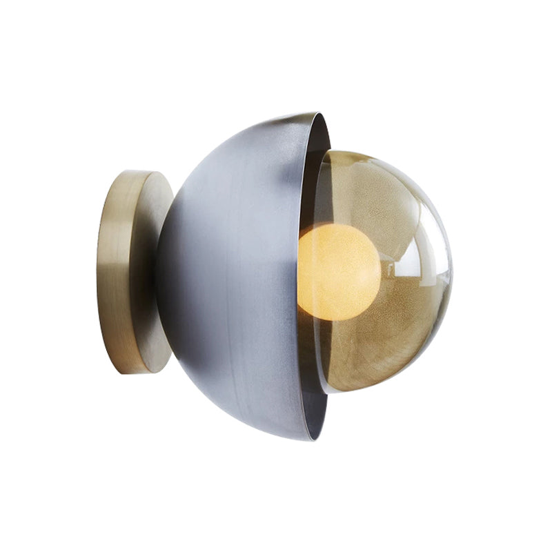 Metallische Halvemaan Wandlamp Modernist 1-Lampen Messing/Chroom Wandlamp met Orb Tan Glas-Scherm voor Gang