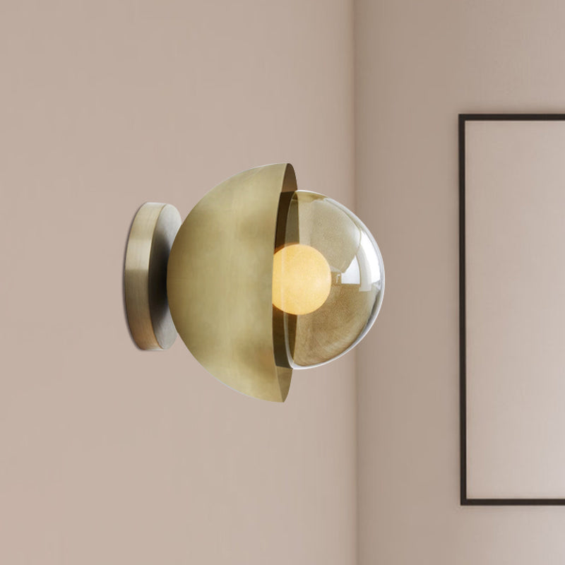 Metallische Halvemaan Wandlamp Modernist 1-Lampen Messing/Chroom Wandlamp met Orb Tan Glas-Scherm voor Gang