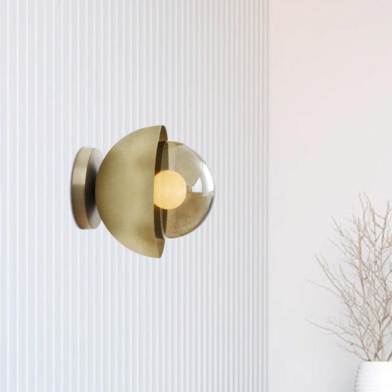Metallische Halvemaan Wandlamp Modernist 1-Lampen Messing/Chroom Wandlamp met Orb Tan Glas-Scherm voor Gang