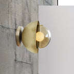 Metallische Halvemaan Wandlamp Modernist 1-Lampen Messing/Chroom Wandlamp met Orb Tan Glas-Scherm voor Gang