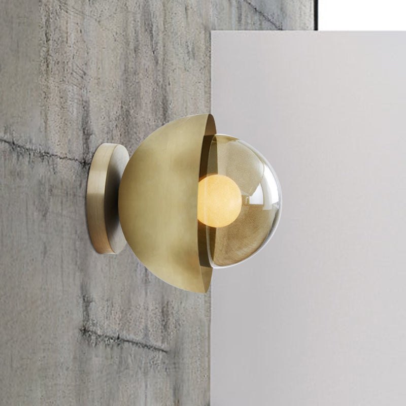 Metallische Halvemaan Wandlamp Modernist 1-Lampen Messing/Chroom Wandlamp met Orb Tan Glas-Scherm voor Gang